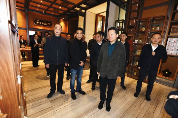 贵州茅台丁雄军三地调研：要重视客户，尤其是年轻消费者的培育